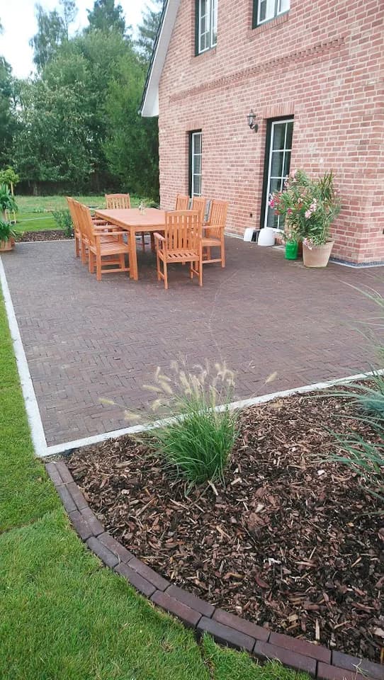 Klinker-Terrasse im Fischgrätverband mit Gartenmöbeln am Wohnhaus im Kreis Pinneberg