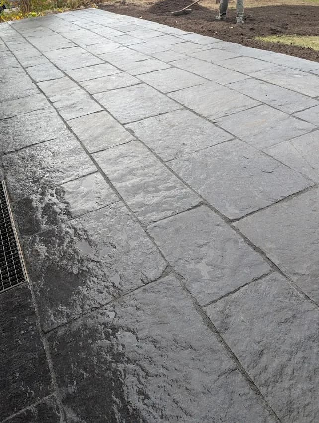 Terrasse aus dunklen Schieferplatten mit Entwässerungsrinne im Kreis Pinneberg