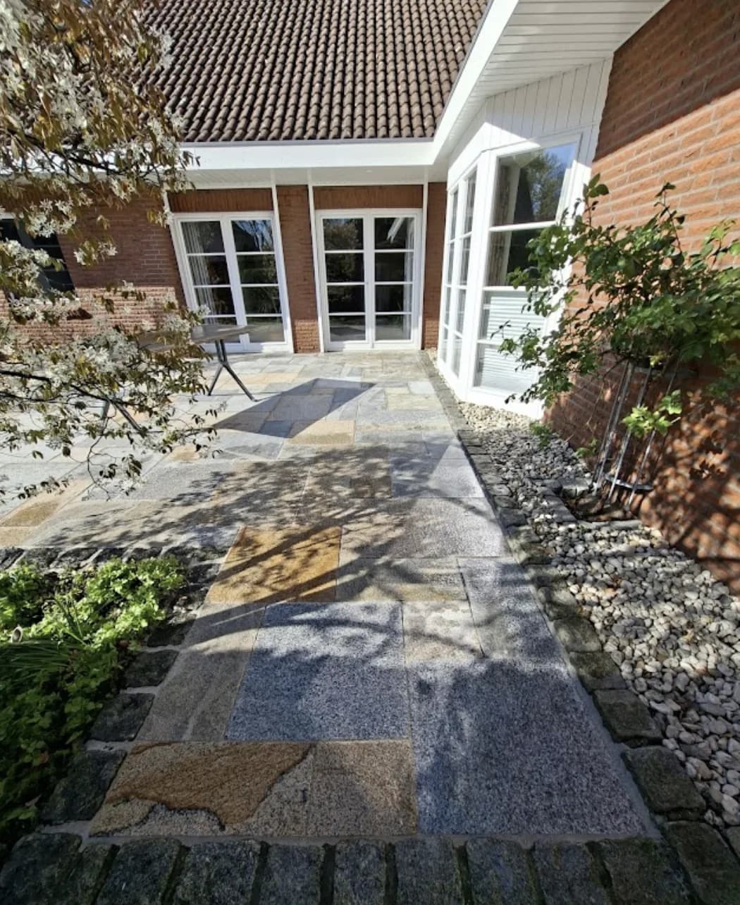 Naturstein-Pflasterweg und Terrasse am Haus im Kreis Pinneberg