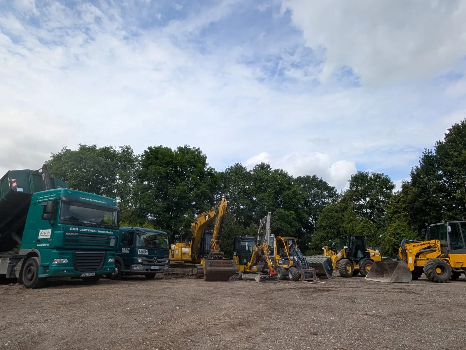 Umfangreicher Fuhrpark der GBN – Gartenbau Nord GmbH mit Lkw, Baggern und Radladern auf dem Betriebshof im Kreis Pinneberg