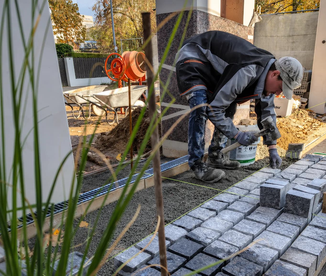 GBN Mitarbeiter beim Pflastern im Kreis Pinneberg
